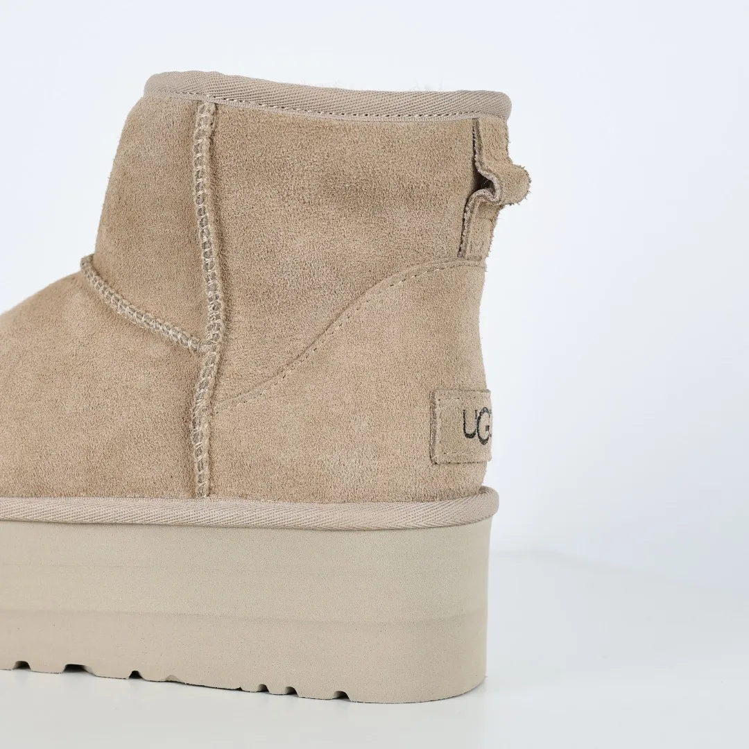 Pick up locally 💰580 Core recommended good price It is a very suitable choice for home furnishings. In the new year, uug launched a series of styles, which are partial to the preferences of young consumers and have also moved to the forefront of fashion trends. Shoe body material: water-repellent coated suede upper, 17 mm UGGPURE™ implantable wool insole, lightweight non-slip and comfortable rubber outsole, with brand LOGO and trademark, with full packaging Size: 35 36 37 38 39 40